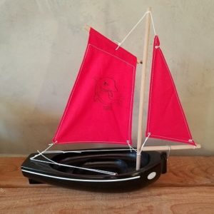 bateau-thonier-pirate-tirot-modele-206-coque-noir-voile-rouge