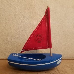 bateau-tirot-thonier-modele-200-coque-bleue-voile-rouge