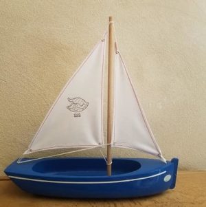 bateau-tirot-barque-108-coque-bleue-voile-blanche-voilier
