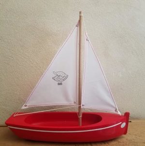 bateau-tirot-barque-108-coque-rouge-voile-blanche-voilier