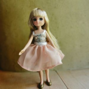 poupée-lottie-mannequin-alternative-barbie-reine-du-chateau-jouet