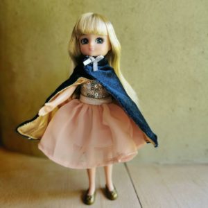 poupée-lottie-mannequin-barbie-reine-du-chateau