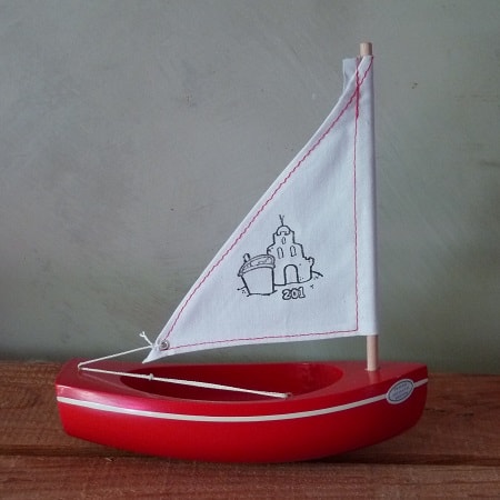 bateau-bois-tirot-modele-201-coque-rouge-voile-blanche