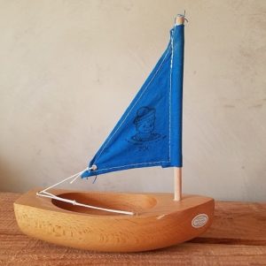 bateau-thonier-tirot-modele-200-coque-naturel-voile-bleu