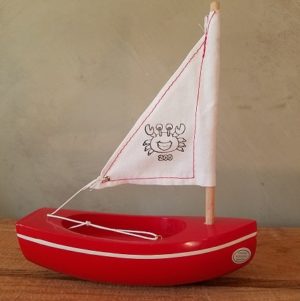 bateau-thonier-tirot-modele-200-coque-rouge-voile-blanche