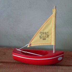 bateau-thonier-tirot-modele-200-coque-rouge-voile-jaune