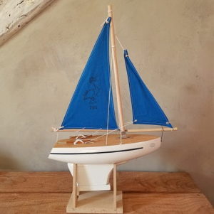 bateau-thonier-tirot-modele-701-coque-blanche-voile-bleu