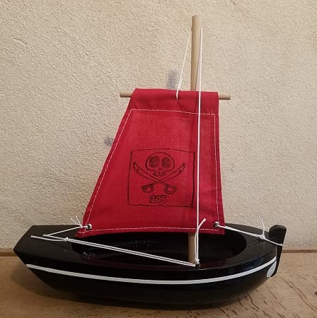 bateau-thonier-pirate-tirot-modele-205-coque-noir-voile-rouge