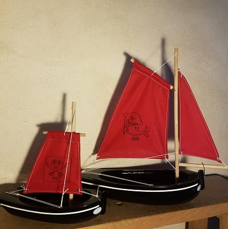 bateau-thonier-pirate-tirot-modele-coque-noir-voile-rouge